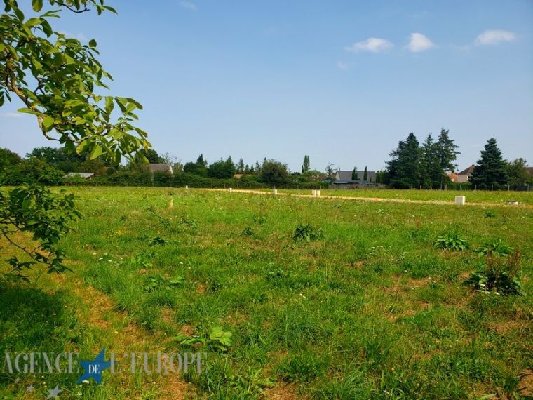 TERRAIN CONSTRUCTIBLE VIABILISE - 645 M² - VENDAT