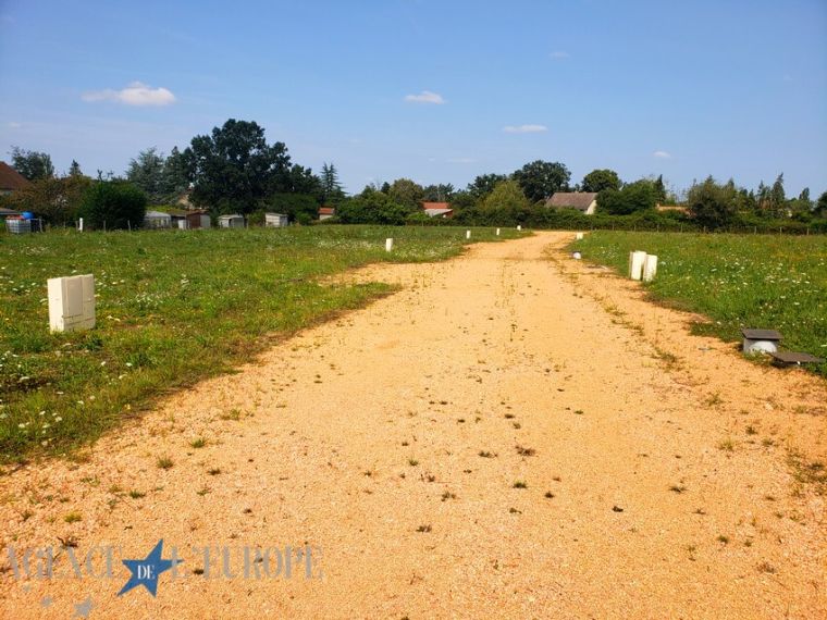 TERRAIN CONSTRUCTIBLE VIABILISE - 645 M² - VENDAT