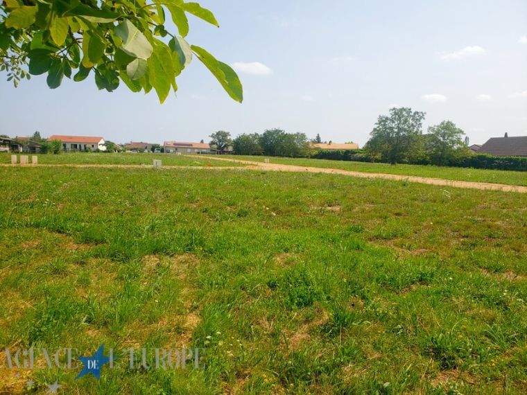 TERRAIN CONSTRUCTIBLE VIABILISE - 645 M² - VENDAT