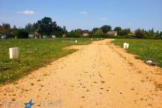 TERRAIN CONSTRUCTIBLE VIABILISE - 532 M² - VENDAT