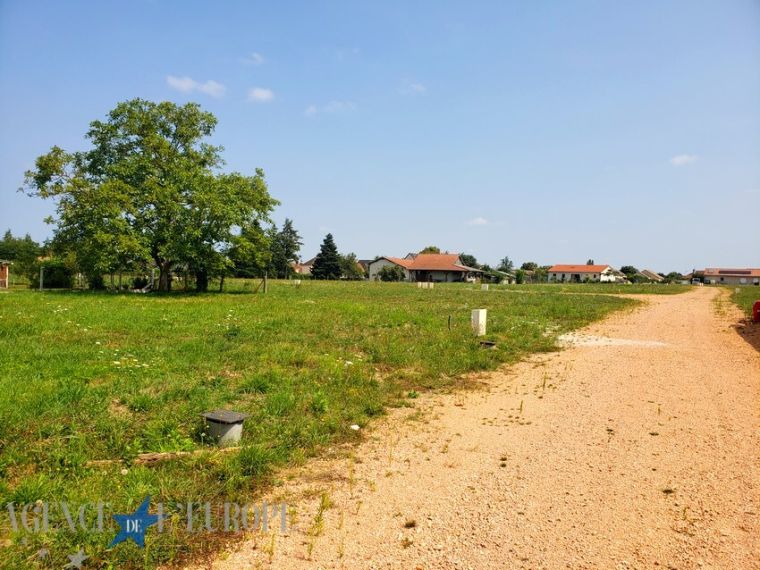 TERRAIN CONSTRUCTIBLE VIABILISE - 753 M² - VENDAT