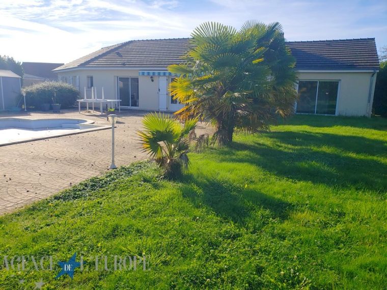 Belle propriété avec garage double, piscine, jardin - 176 m² - St germain des Fossés centre