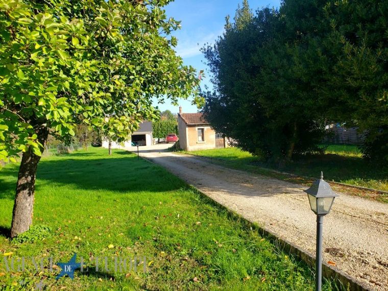 Belle propriété avec garage double, piscine, jardin - 176 m² - St germain des Fossés centre