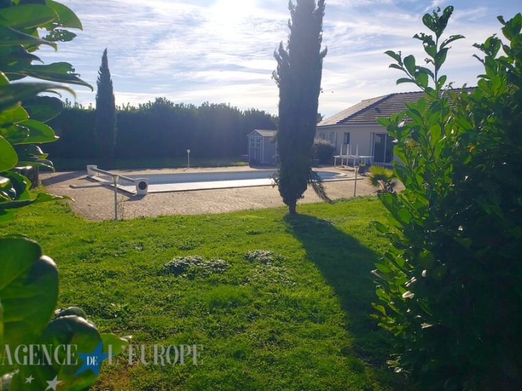 Belle propriété avec garage double, piscine, jardin - 176 m² - St germain des Fossés centre